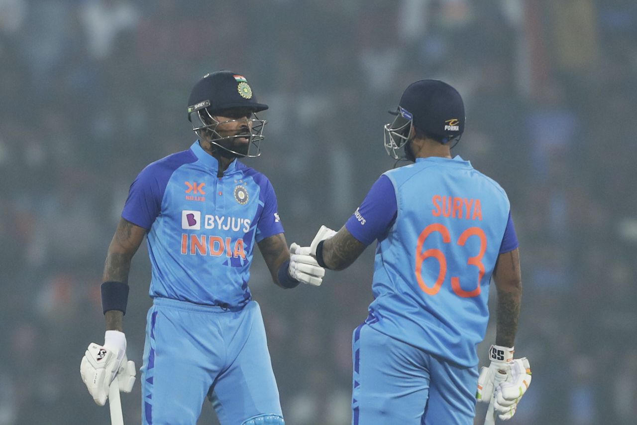 Hardik Pandya and Suryakumar Yadav have a chat, India vs New Zealand, 2nd T20I, Lucknow, January 29, 2023