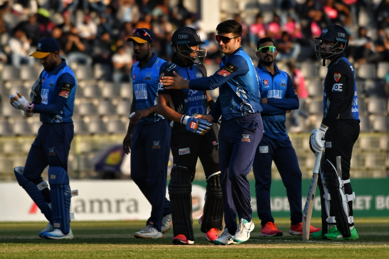 The Dominators players congratulate Mahedi Hasan after his dismissal, Dhaka Dominators vs Rangpur Riders, BPL 2023, Sylhet, January 30, 2023