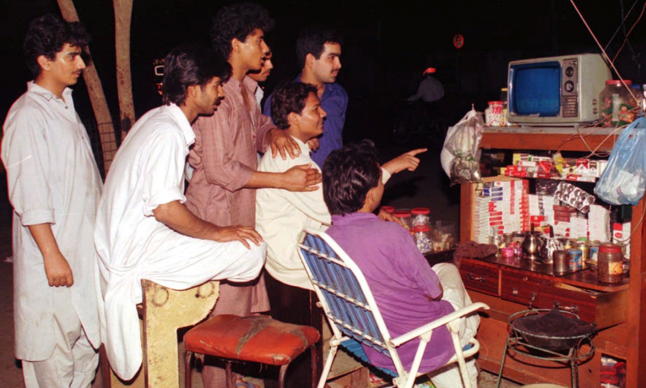 Fans watch the India-Pakistan quarter-final at street-side shop in Karachi, India v Pakistan, World Cup quarter-final, March 1996