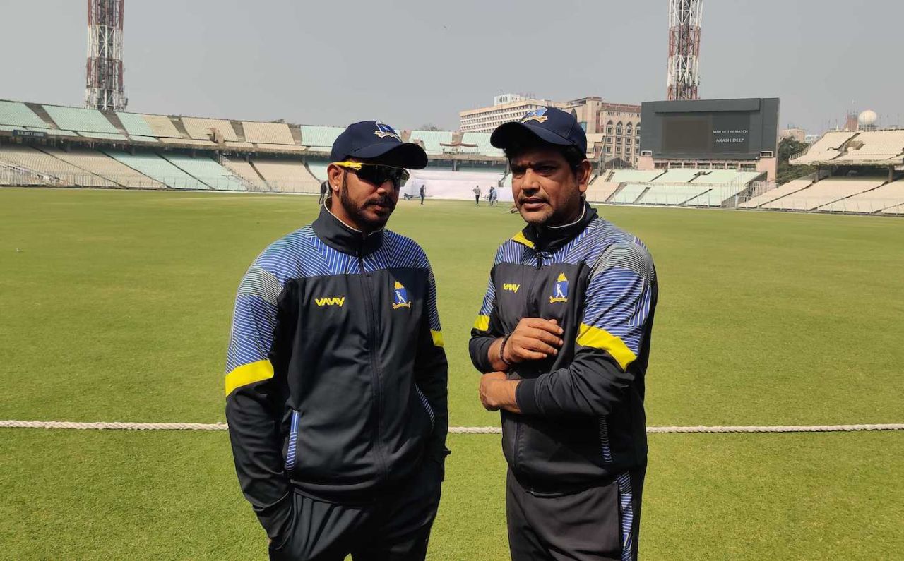 Manoj Tiwary, the captain, and Laxmi Ratan Shukla, the coach, get together after Bengal's win, Bengal vs Jharkhand, Ranji Trophy 2022-23 quarter-final, Kolkata, 3rd day, February 2, 2023