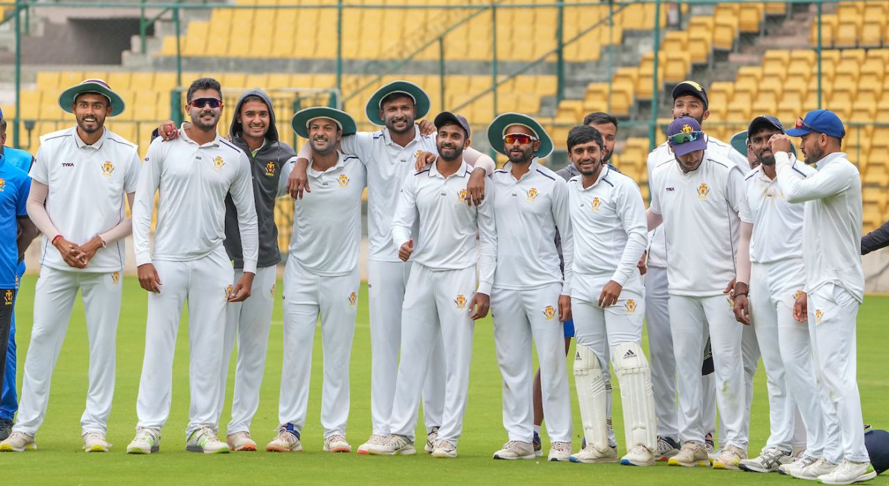 The victorious Karnataka team poses for a photograph, Karnataka vs Uttarakhand, Ranji Trophy 2022-23 quarter-final, Bengaluru, 4th day, February 3, 2023