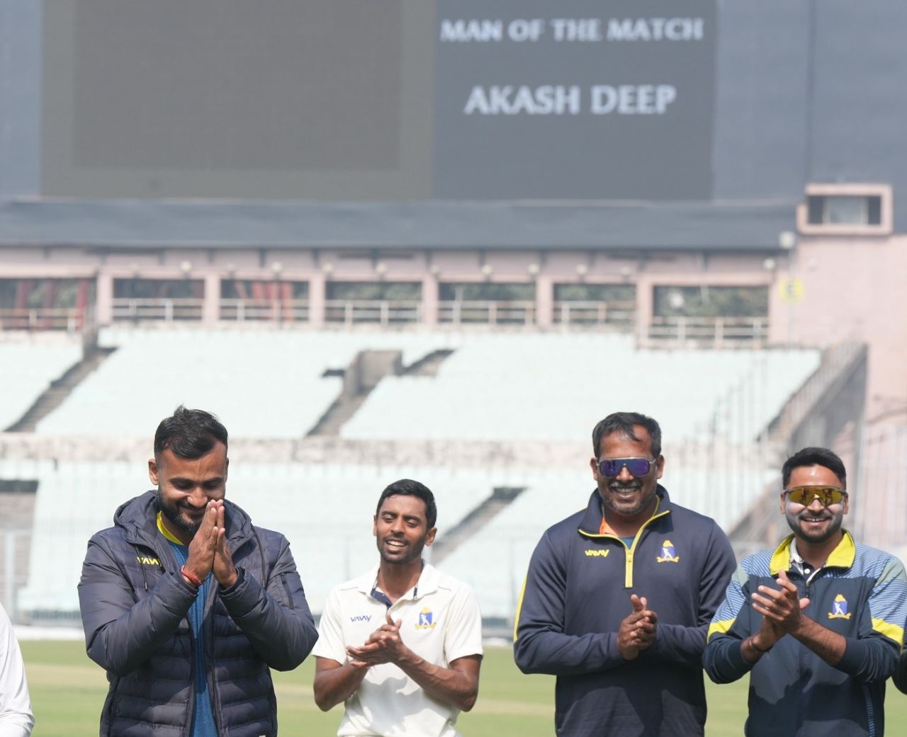 Akash Deep reacts after being named Player of the Match as Abhimanyu Easwaran applauds him, Bengal vs Jharkhand, Ranji Trophy 2022-23 quarter-final, Kolkata, 4th day, February 3, 2023