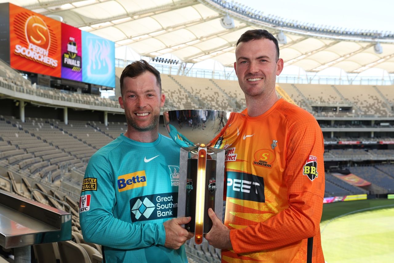 Captains Jimmy Peirson and Ashton Turner pose with the BBL trophy ahead of the final, Perth Scorchers vs Brisbane Heat, BBL 2022-23 Final, Perth, February 2, 2023