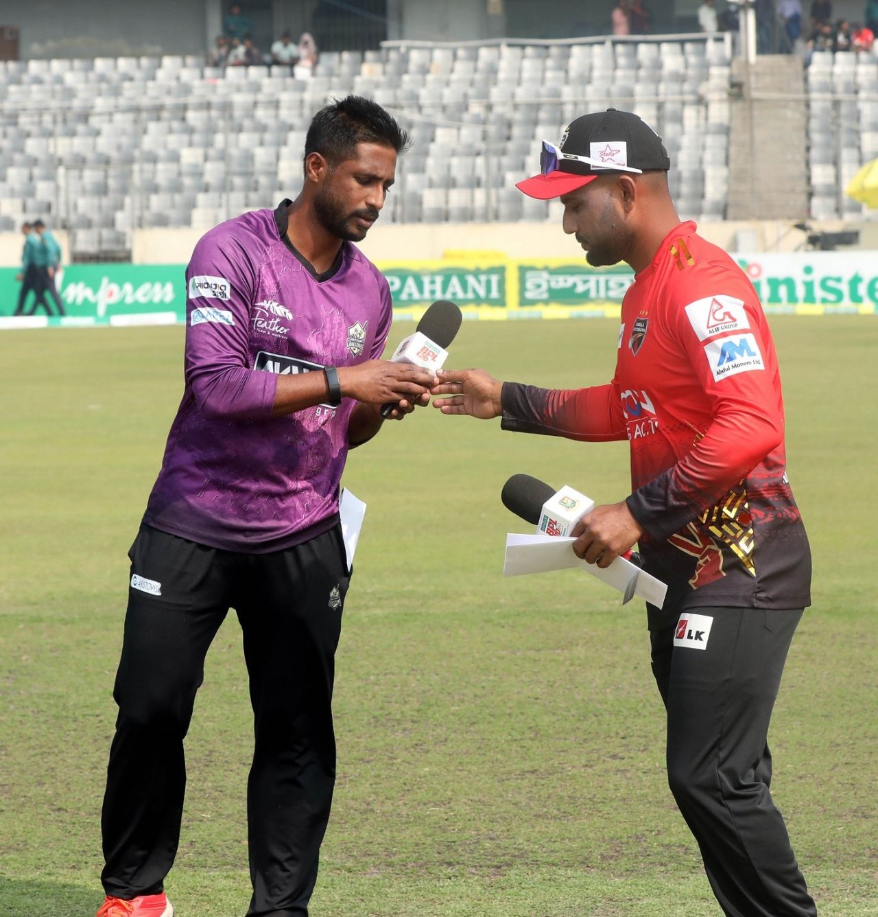 Chattogram Challengers' Shuvagata Hom and Imrul Kayes of Comilla Victorians at the toss, Chattogram Challengers vs Comilla Victorians, BPL, Mirpur, February 4, 2023