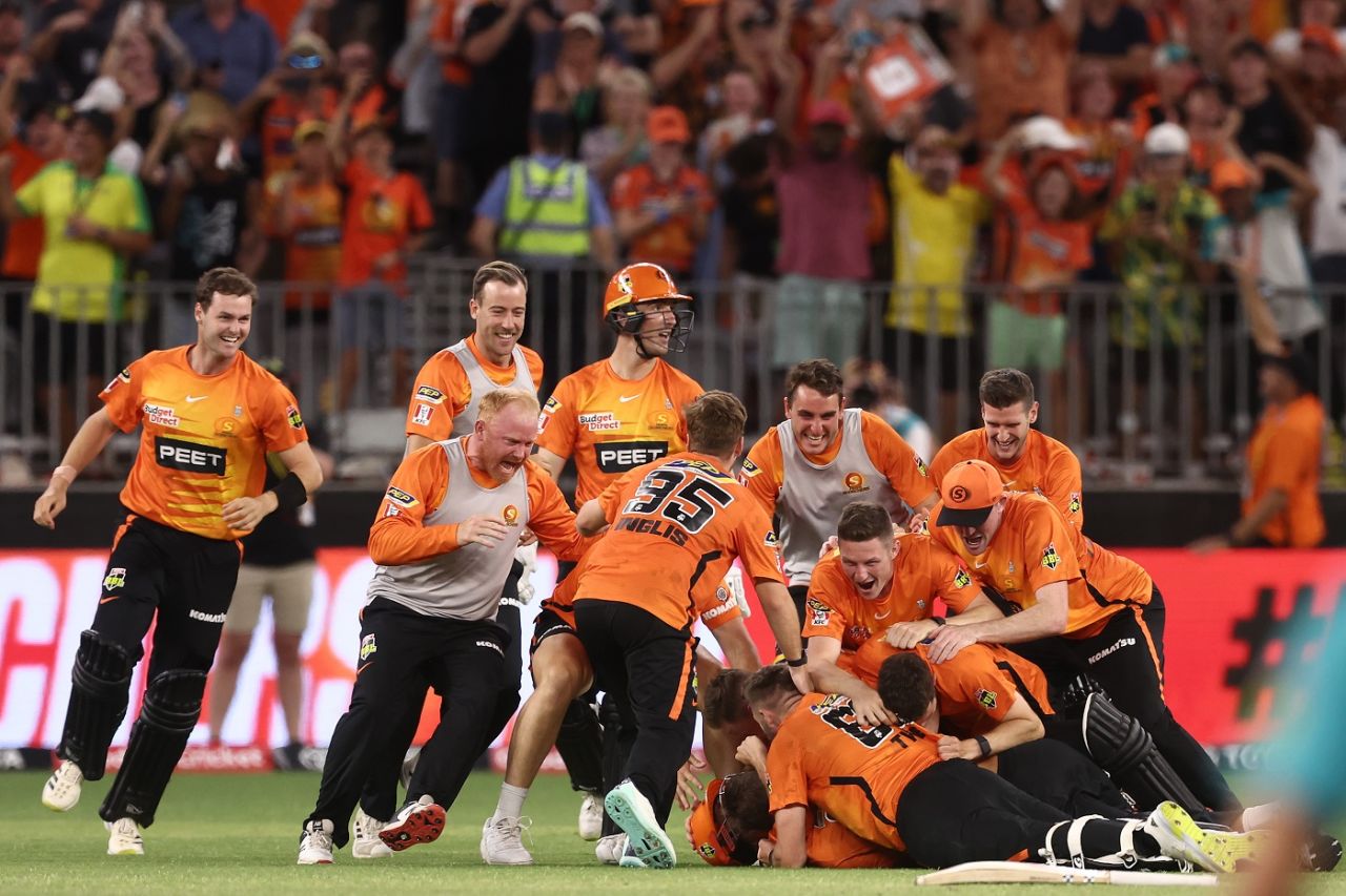 Perth Scorchers celebrate after the winning runs were hit, Perth Scorchers vs Brisbane Heat, BBL final, Perth, February 4, 2023