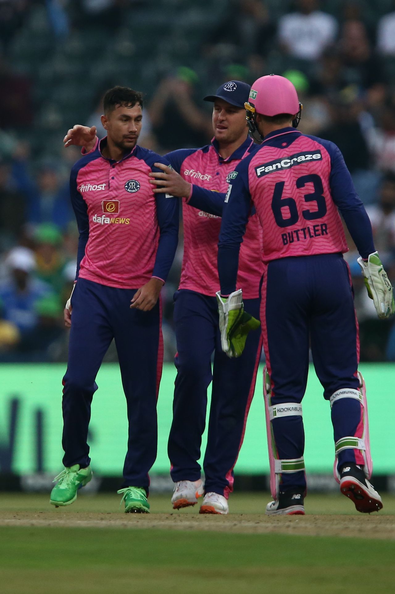 Bjorn Fortuin celebrates with Jason Roy, SA20, 1st semi-final, Johannesburg, Paarl Royals vs Pretoria Capitals, February 08 2023