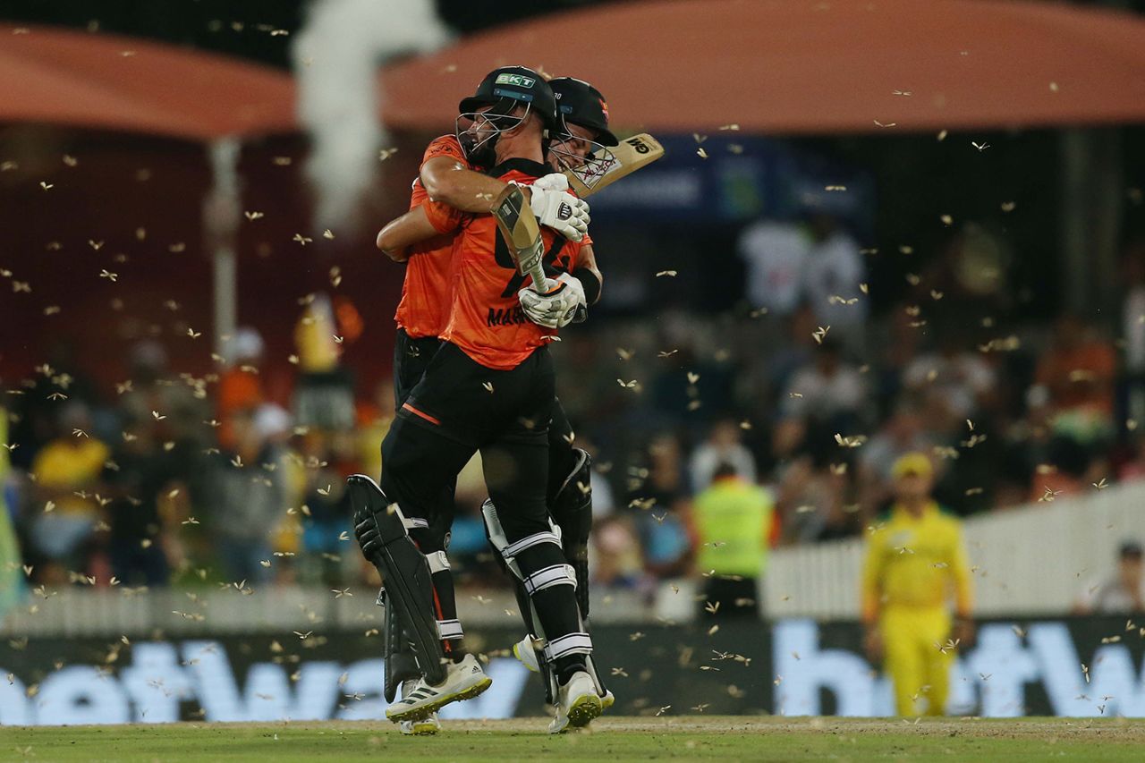 Aiden Markram gets a hug from Tristan Stubbs, Joburg Super Kings vs Sunrisers Eastern Cape, SA20 2nd semi-final, Centurion, February 9, 2023