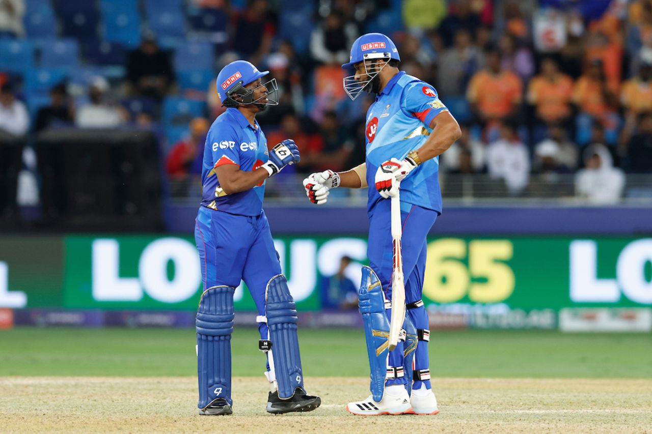 Dwayne Bravo punches gloves with Kieron Pollard, Gulf Giants vs MI Emirates, ILT20 Qualifier 2, February 10, 2023