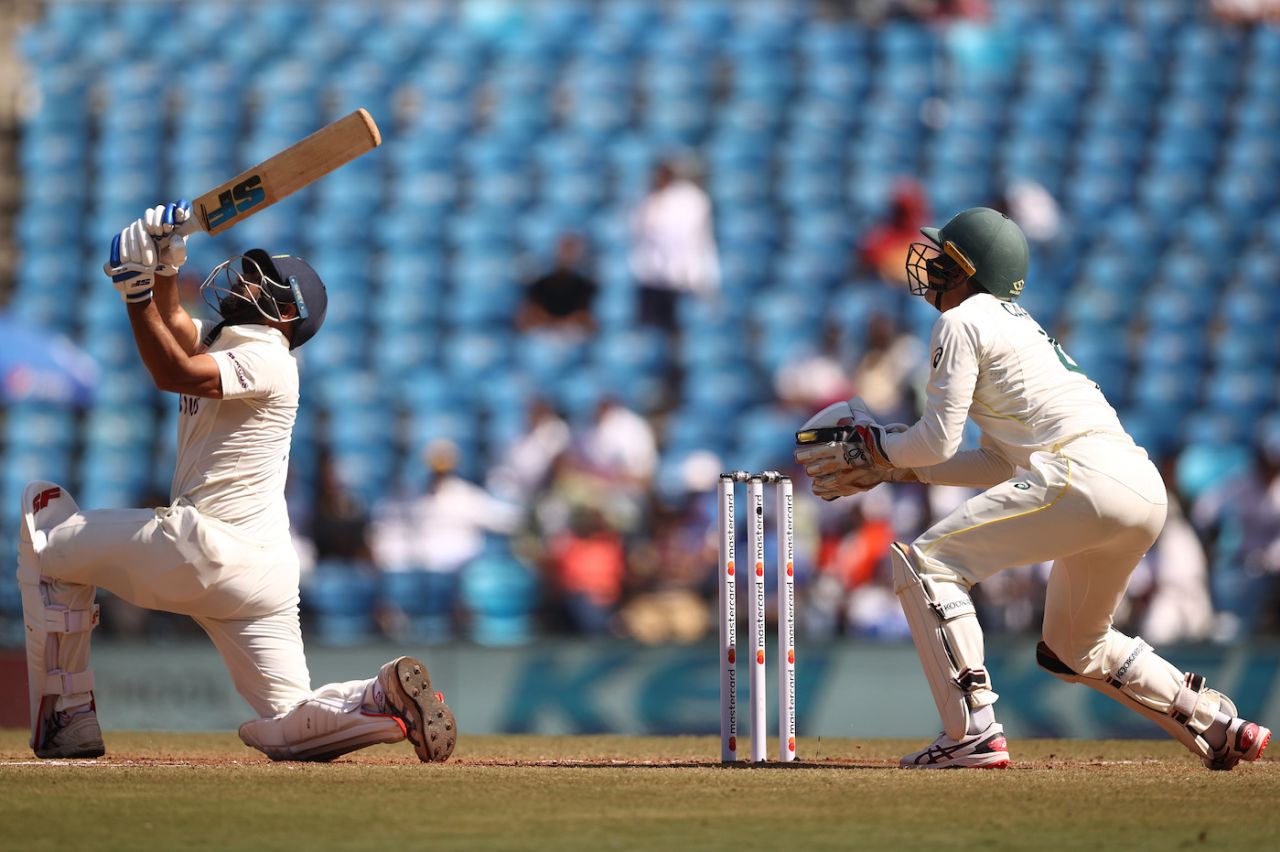 Mohammed Shami likes hitting sixes - this one didn't come off, India vs Australia, 1st Test, Nagpur, 3rd day, February 11, 2023