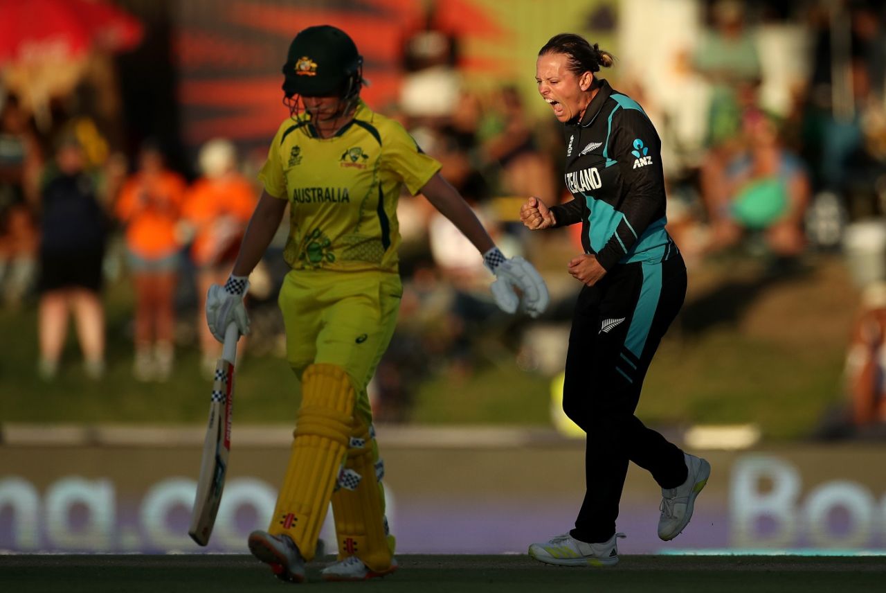 Lea Tahuhu celebrates as Beth Mooney walks off, Australia vs New Zealand, Women's T20 World Cup, Paarl, February 11, 2023