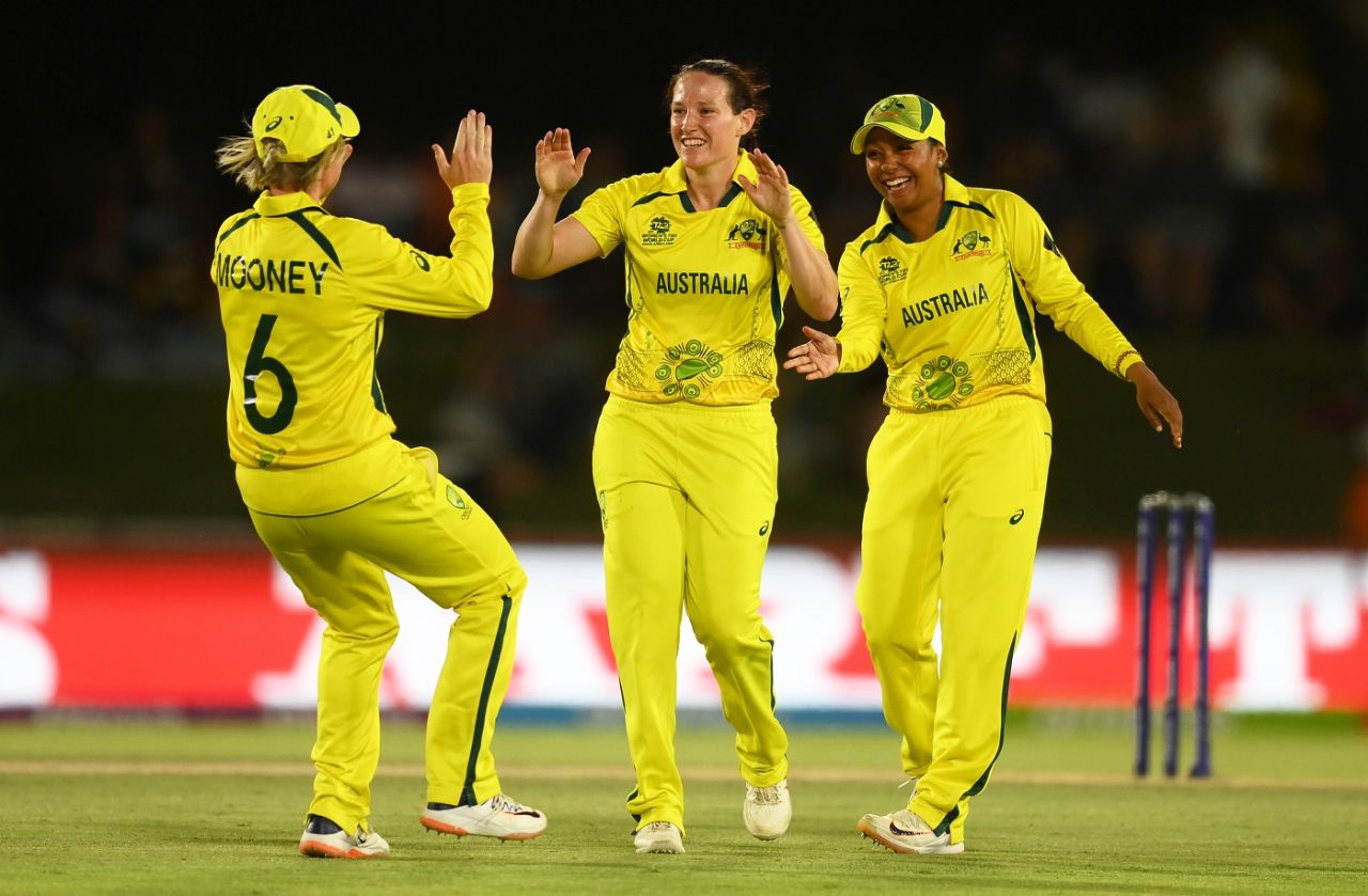 Megan Schutt started the slide by sending back Suzie Bates and Sophie Devine in the first over of the chase, Australia vs New Zealand, Women's T20 World Cup, Paarl, February 11, 2023