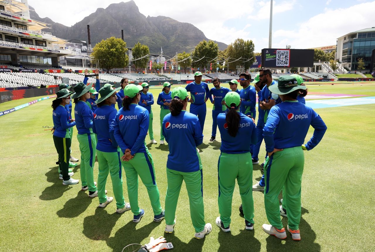The Pakistan team in a huddle before their opening fixture against India, India vs Pakistan, ICC Women's T20 World Cup, Cape Town, February 12, 2023