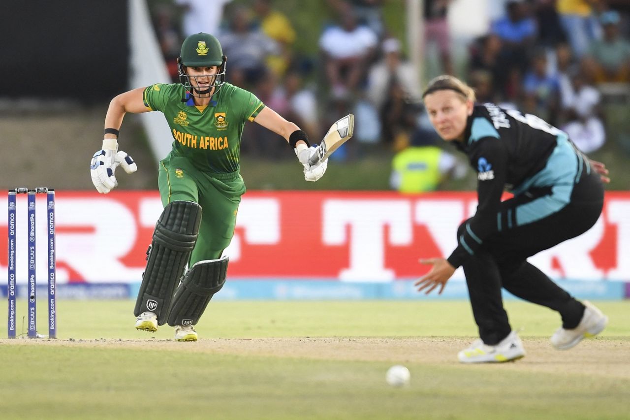 Laura Wolvaardt drives past Lea Tahuhu, South Africa vs New Zealand, ICC Women's T20 World Cup, Paarl, February 13, 2023