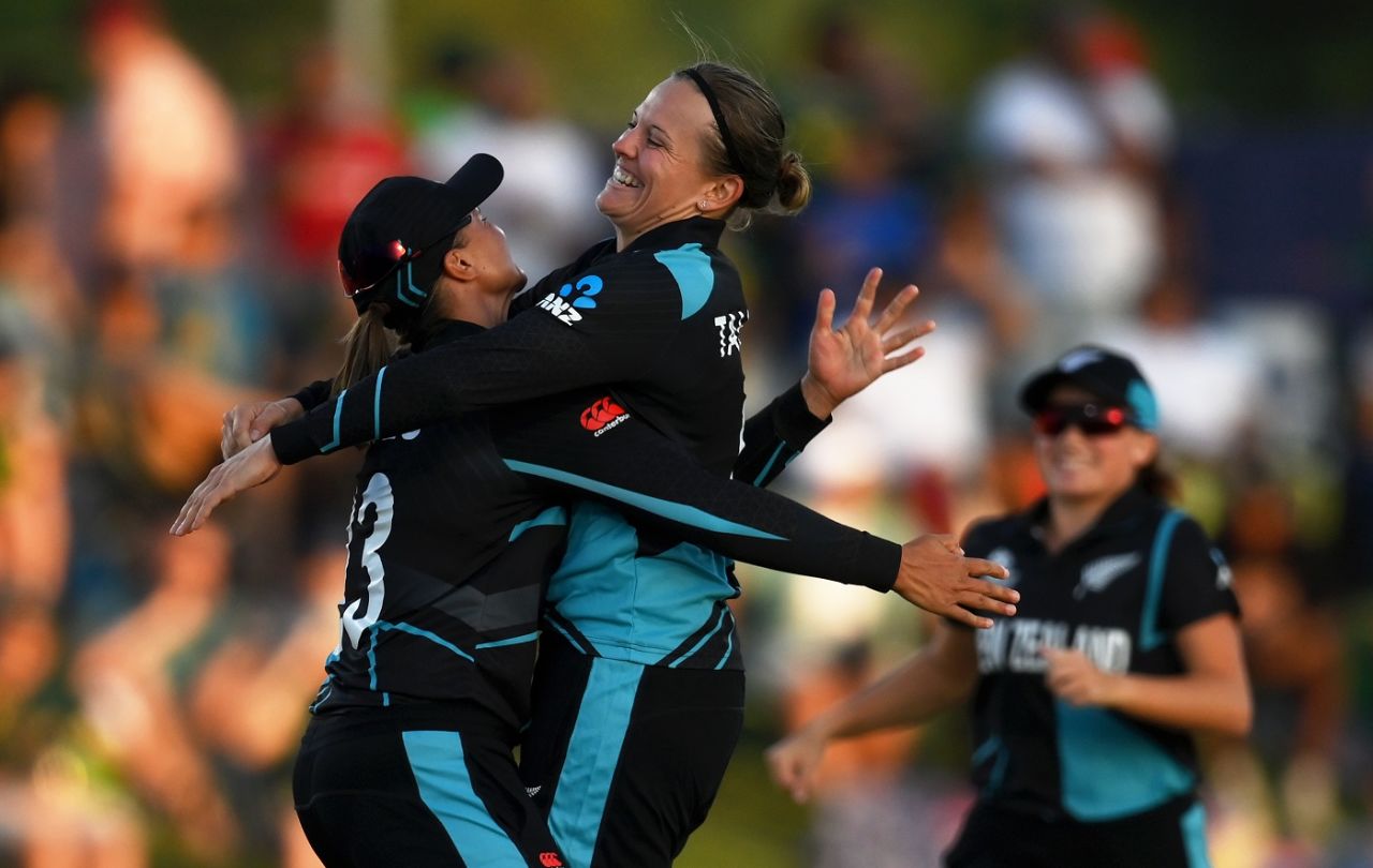 Lea Tahuhu took 2 for 17 in her first three overs, South Africa vs New Zealand, ICC Women's T20 World Cup, Paarl, February 13, 2023