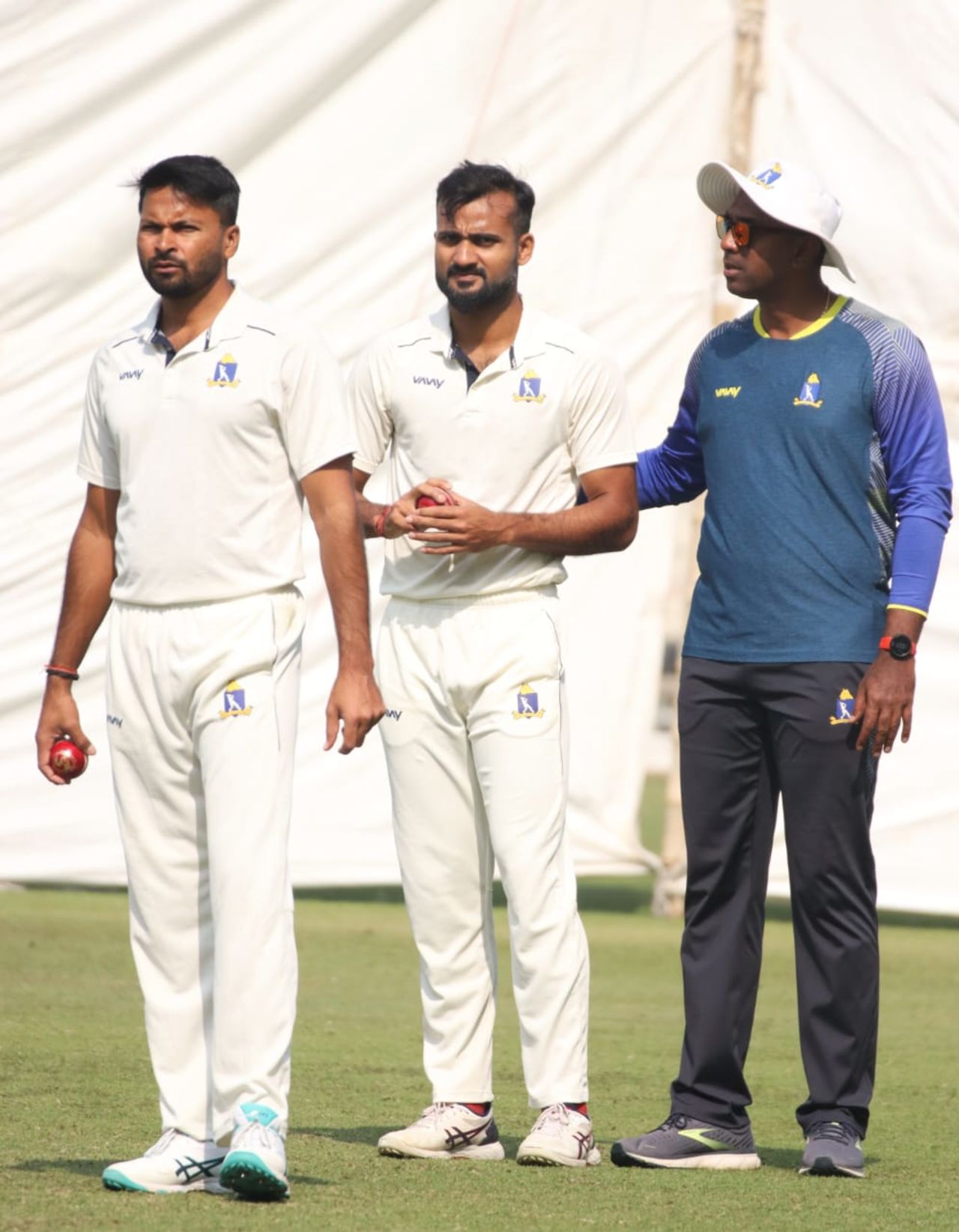 Mukesh Kumar and Akash Deep wait for their turn to bowl, Bengal vs Saurashtra, Ranji Trophy 2022-23 final, Kolkata, February 15, 2023