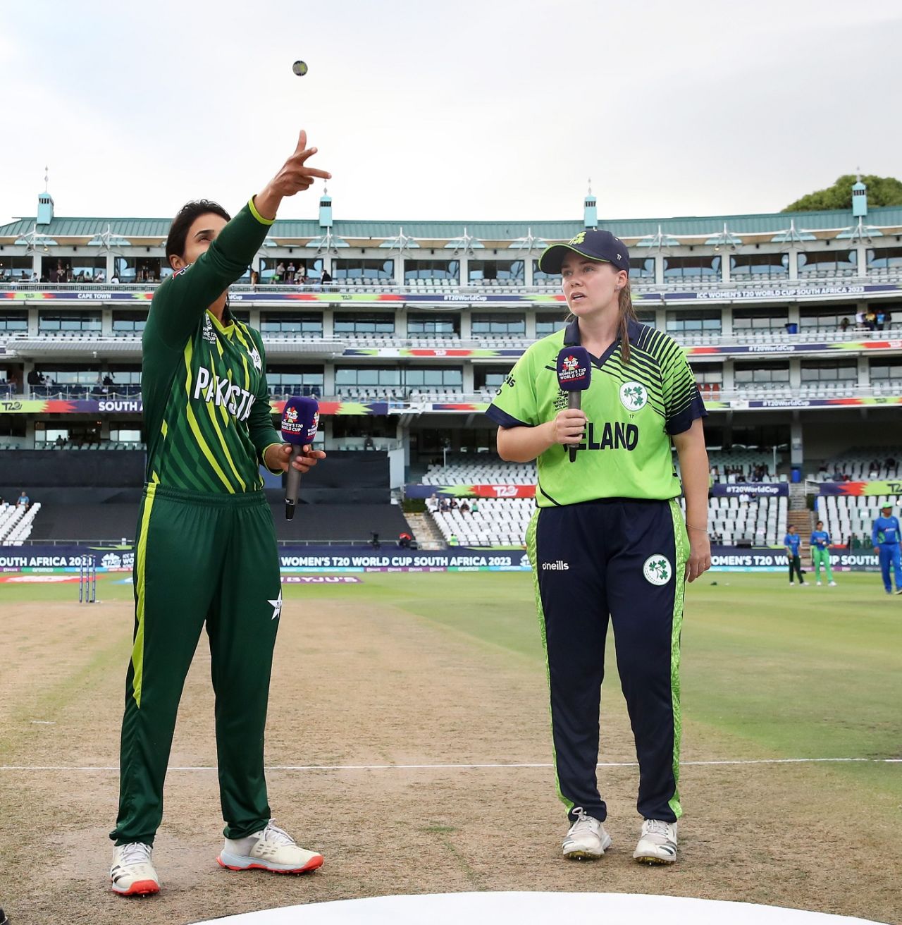 Bismah Maroof and Laura Delany at the toss, Pakistan vs Ireland, Women's T20 World Cup, Cape Town, February 15, 2023