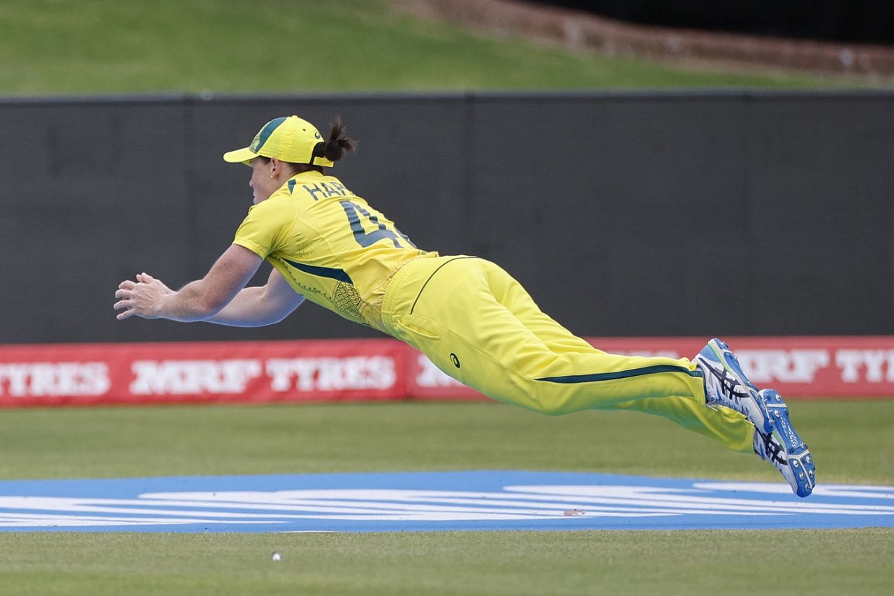 Grace Harris takes an excellent catch to send back Chamari Athapaththu, Australia vs Sri Lanka, Gqeberha, Women's T20 World Cup, Gqeberha, February 16, 2023