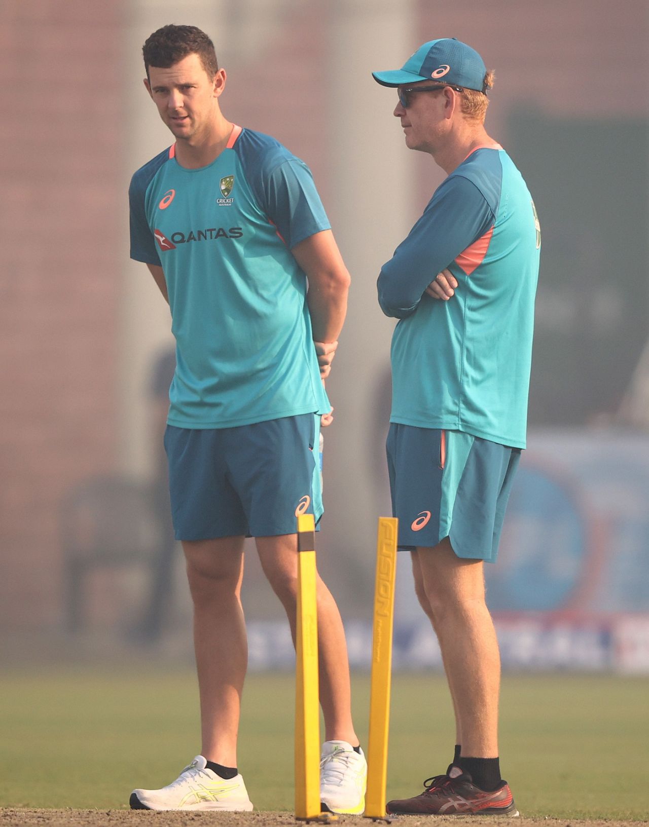 Josh Hazlewood chats with Andrew McDonald, India vs Australia, 2nd Test, Delhi, 1st day, February 18, 2023