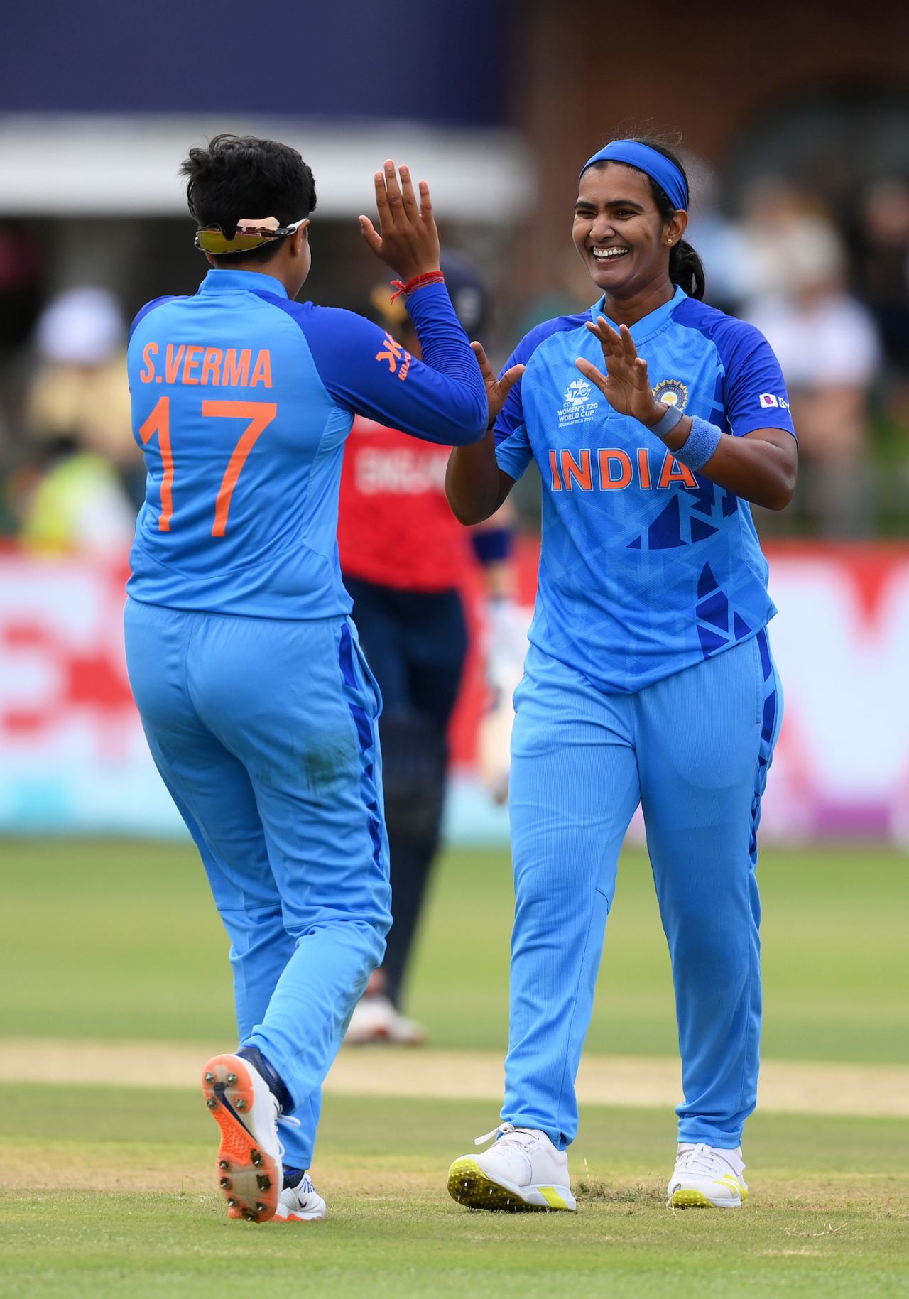 Shafali Verma congratules Shikha Pandey for picking a T20I wicket after nearly 16 months, England vs India, Women's T20 World Cup, Gqeberha, February 18, 2023