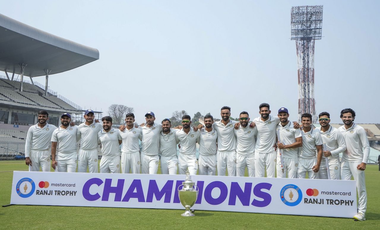 The Saurashtra players pose with the trophy, Bengal vs Saurashtra, Ranji Trophy 2022-23 final, 4th day, Kolkata, February 19, 2023