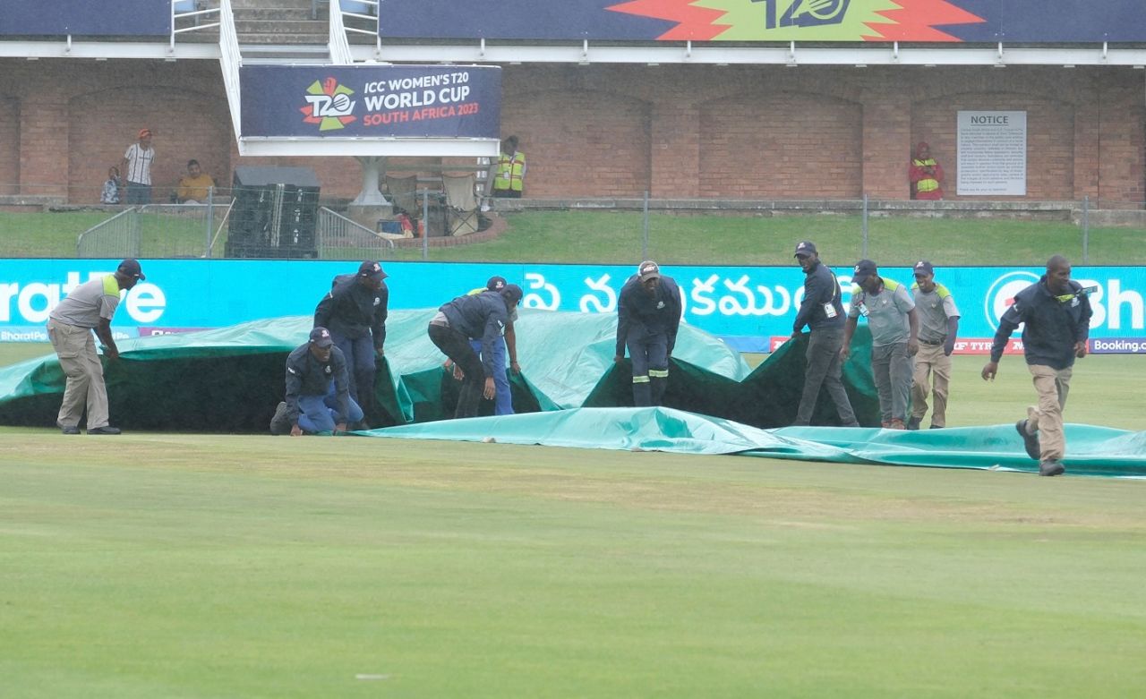 Groundstaff bring out the covers, India vs Ireland, Group 2, ICC Women's T20 World Cup, Gqeberha, February 20, 2023