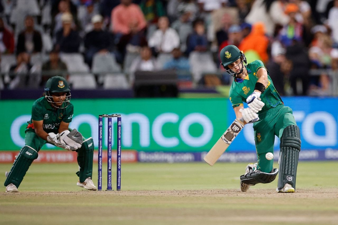 Laura Wolvaardt released some of the pressure by smashing a massive six off Nahida Akter, Women's T20 World Cup, Cape Town, February 21, 2023