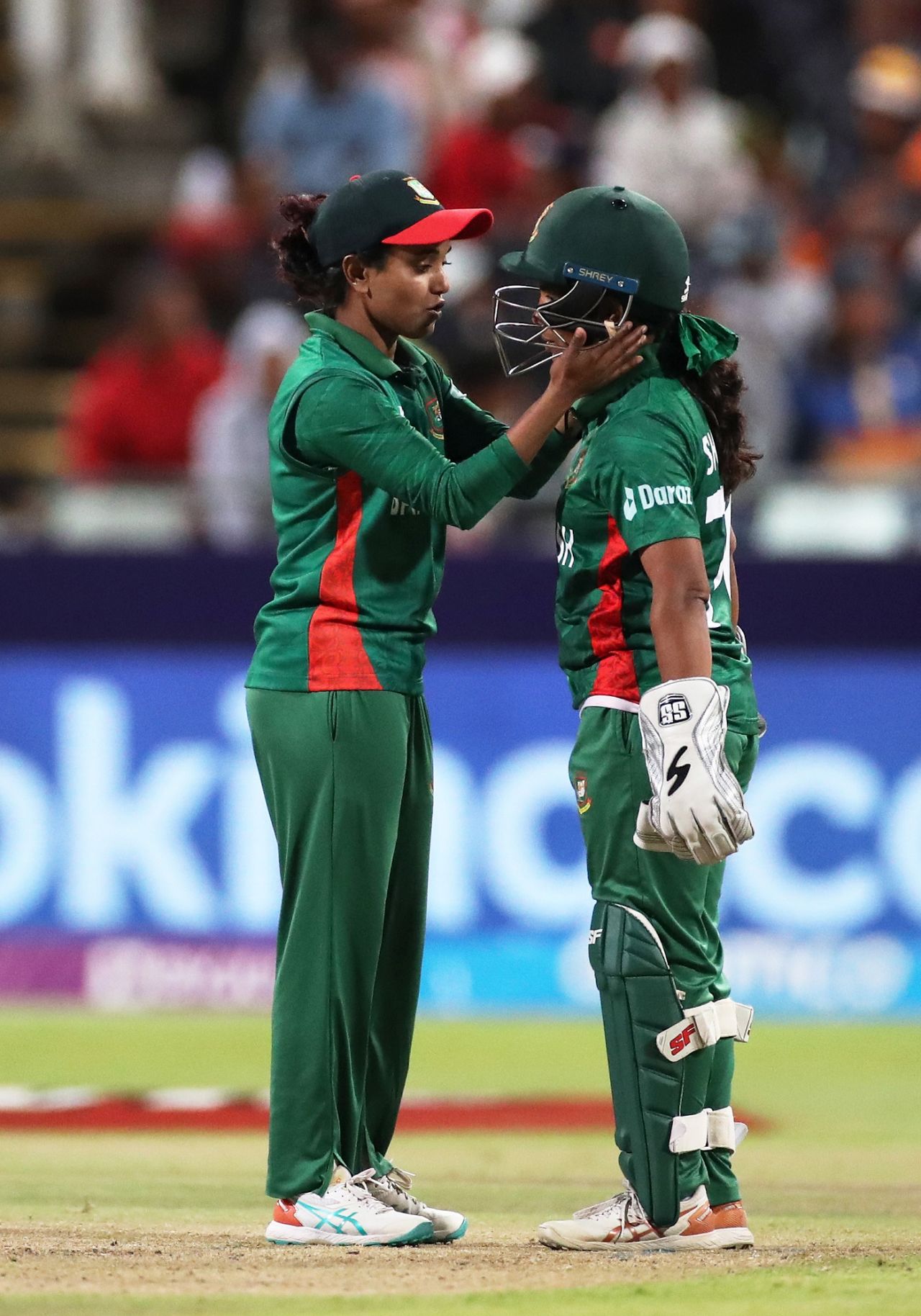 Nigar Sultana calms Shamima Sultana after two missed stumpings, South Africa vs Bangladesh, Women's T20 World Cup, Cape Town, February 21, 2023