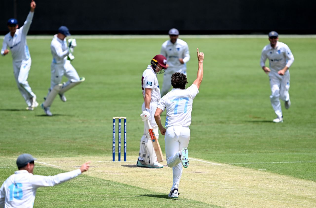 Sean Abbott picked up two wickets in the 24th over of the innings, Queensland vs New South Wales, Sheffield Shield 2022-23, 2nd day, Brisbane, February 22, 2023