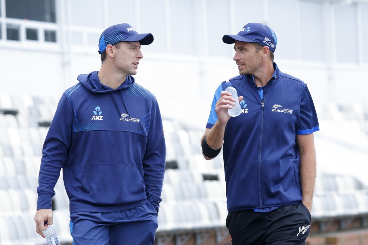 Matt Henry and Tim Southee have a chat, Wellington, February 22, 2023