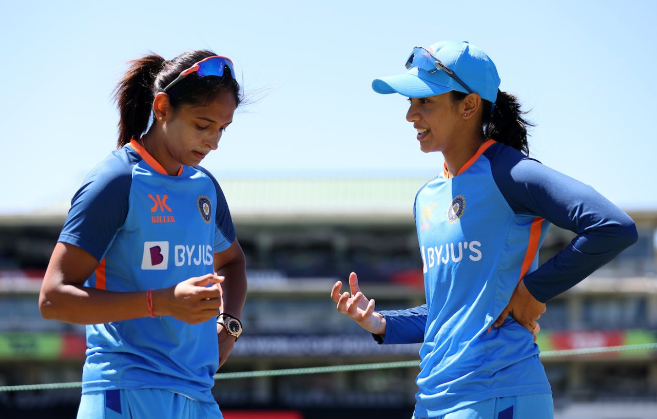 Harmanpreet Kaur and Smriti Mandhana have a chat, Australia vs India, Women's T20 World Cup, semi-final, Cape Town, February 23, 2023