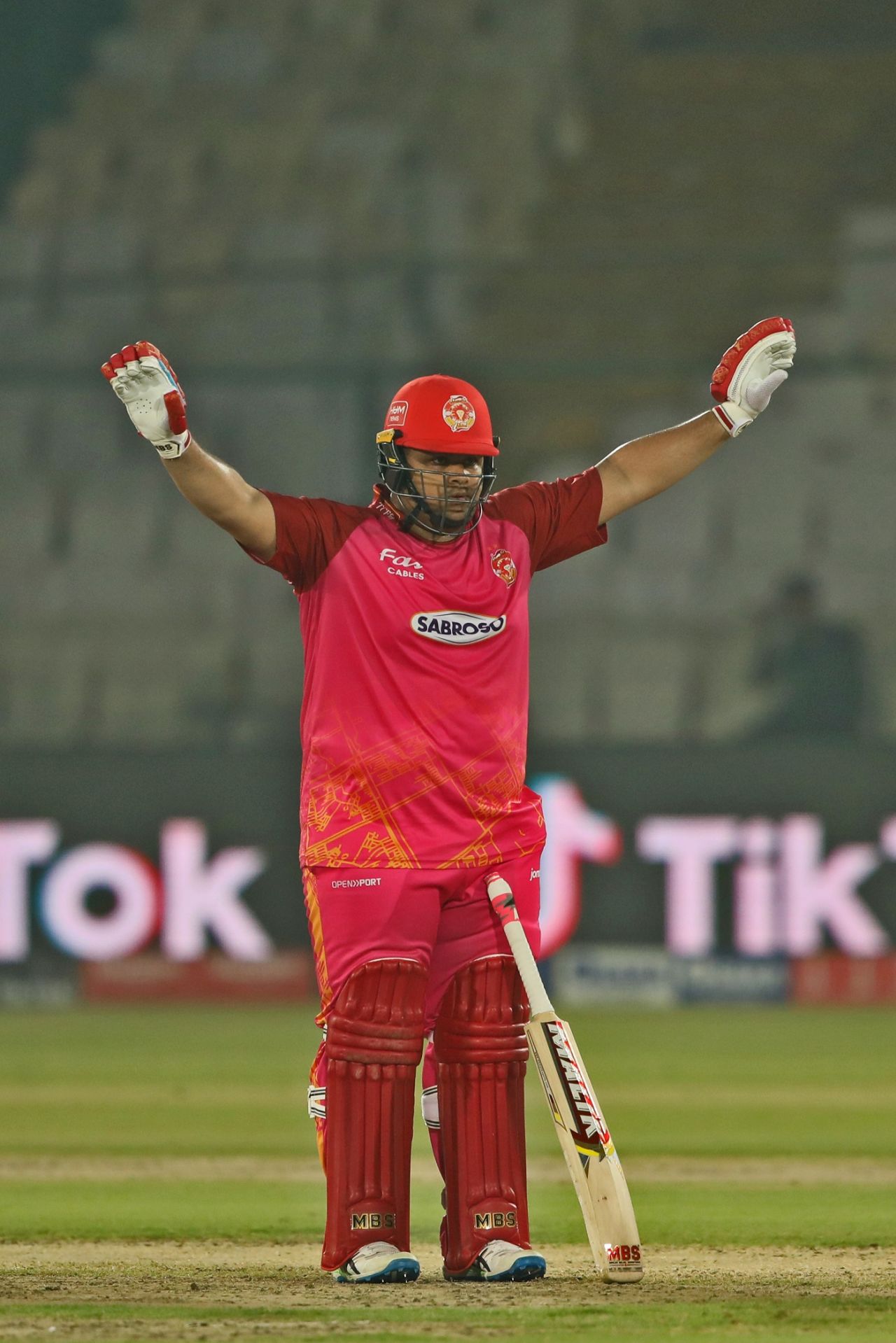 Azam Khan acknowledges the crowd after smashing 97 off 42 balls, Islamabad United vs Quetta Gladiators, PSL, Karachi, February 25, 2023