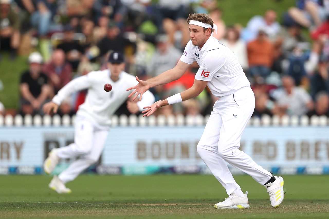 Stuart Broad claims a sharp return catch off Michael Bracewell, New Zealand vs England, 2nd Test, Wellington, 2nd day, February 25, 2023