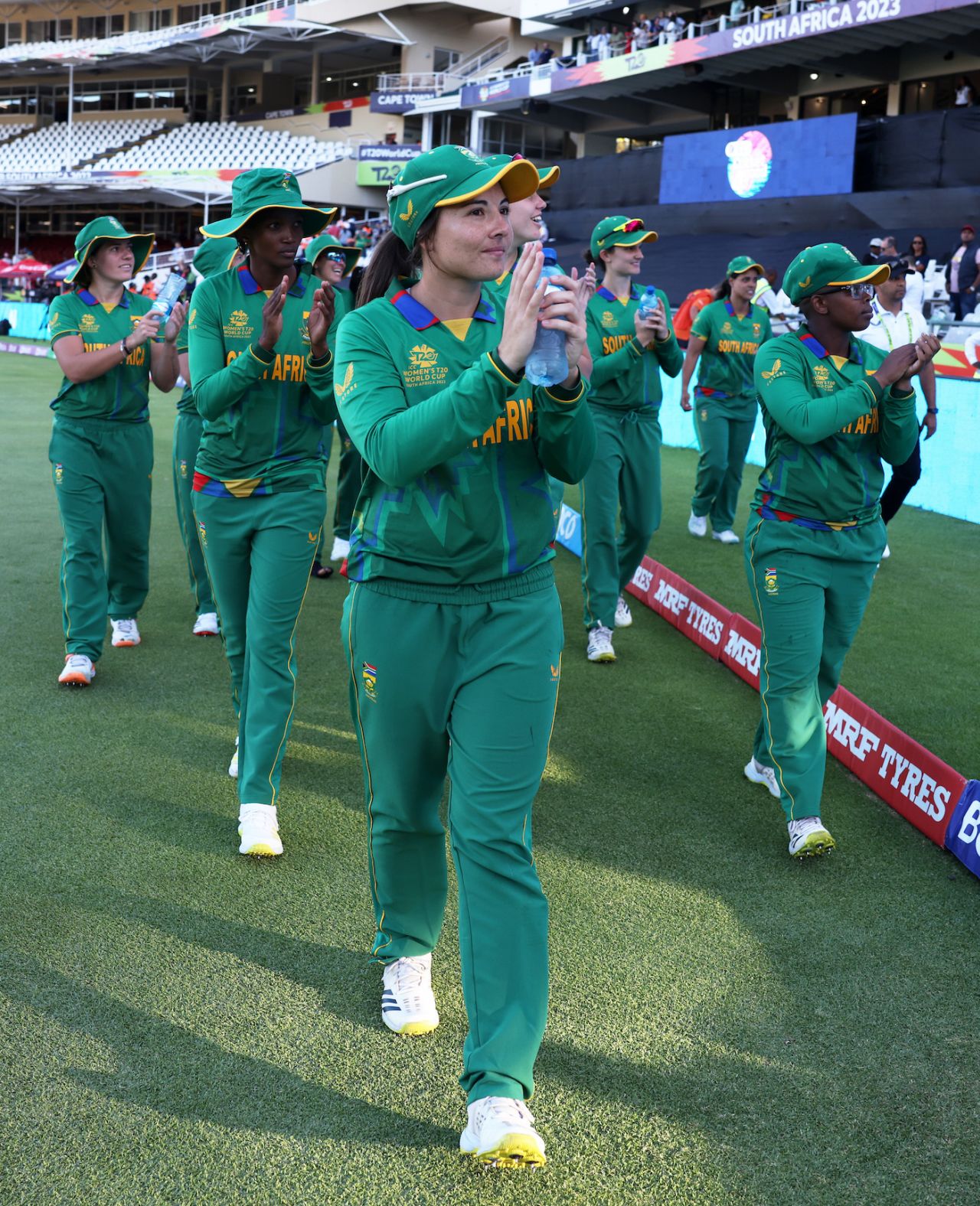 Sune Luus leads the South Africans on a victory lap, South Africa vs England, Women's T20 World Cup semi-final, Cape Town, February 25, 2023