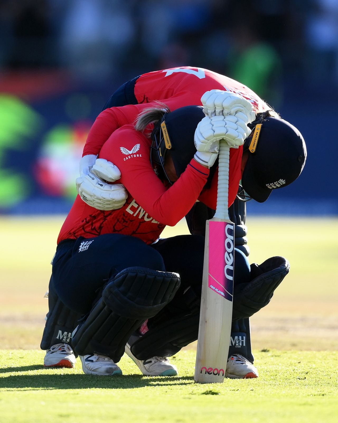 Charlie Dean consoles Sarah Glenn after the defeat, South Africa vs England, Women's T20 World Cup semi-final, Cape Town, February 25, 2023