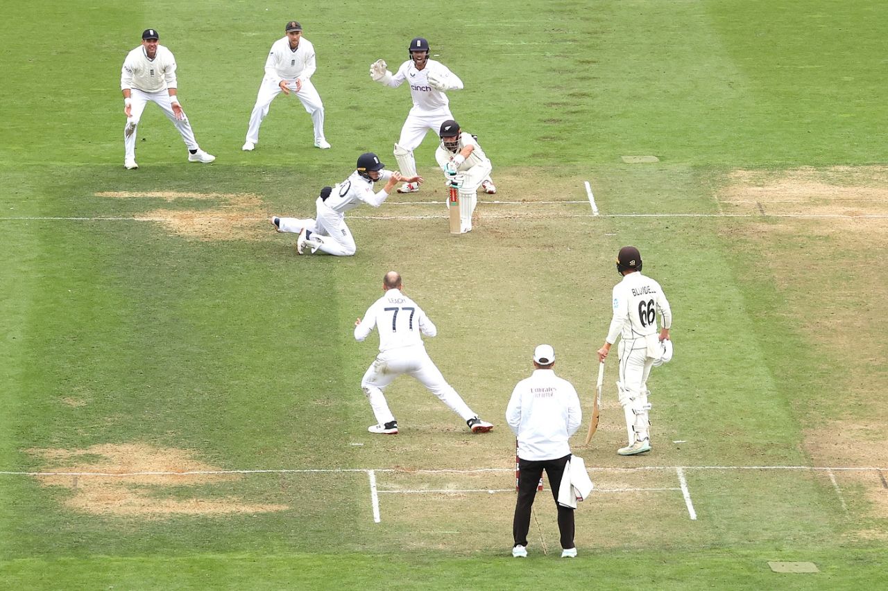 Ollie Pope's one-handed catch sent Daryl Mitchell back, New Zealand vs England, 2nd Test, Wellington, 2nd day, February 25, 2023