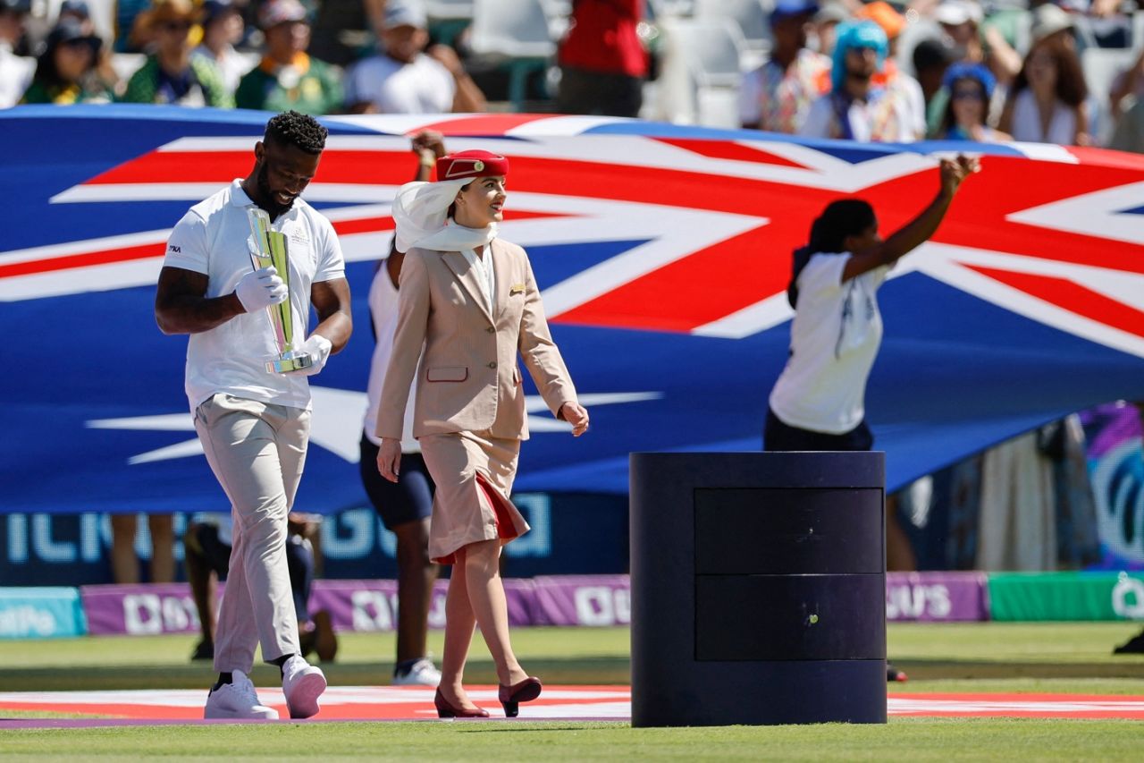 South Africa rugby captain Siya Kolisi carries the trophy, South Africa vs Australia, Women's T20 World Cup, Final, Cape Town, February 26, 2023
