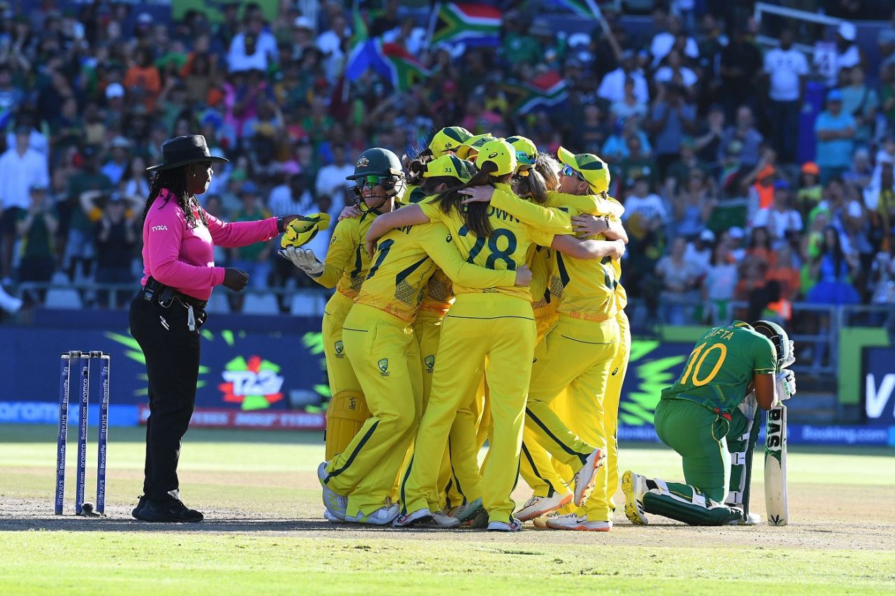 महिला टी20 वर्ल्ड कप इतिहास के 20 सबसे बड़े रिकॉर्ड पर एक नजर The Australian team celebrates after sealing victory, South Africa vs Australia, Women's T20 World Cup, Final, Cape Town, February 26, 2023