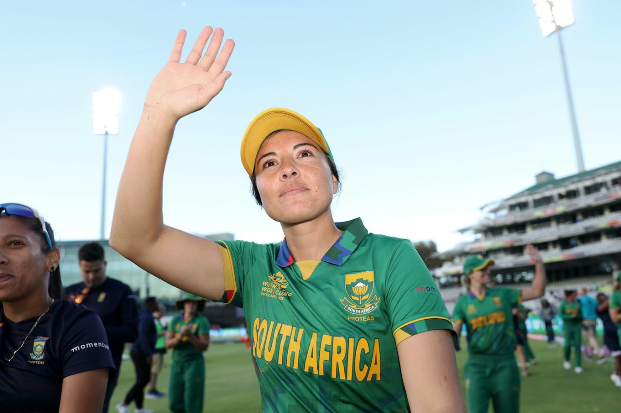 Sune Luus waves to the crowd, South Africa vs Australia, Women's T20 World Cup, Final, Cape Town, February 26, 2023
