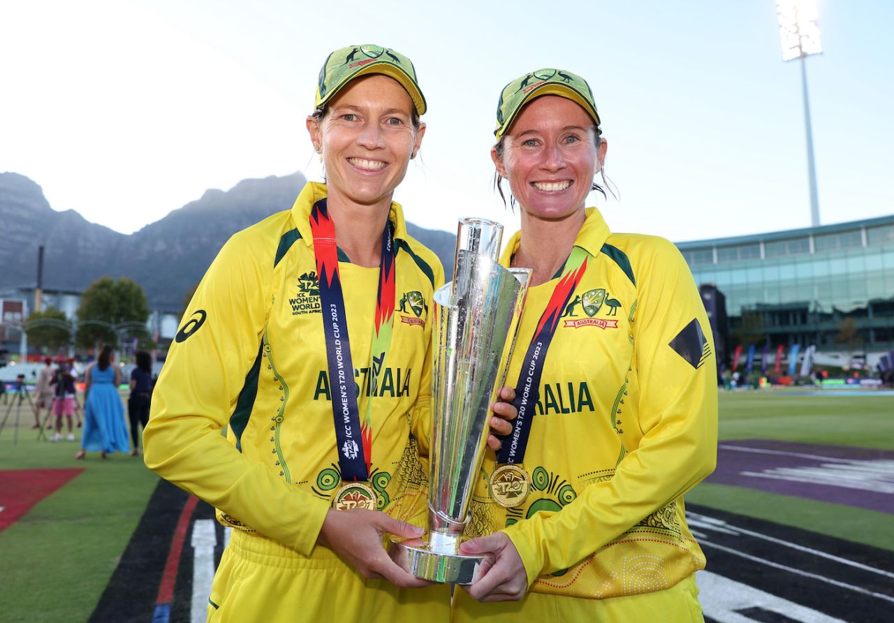 Meg Lanning and Beth Mooney pose with the trophy, South Africa vs Australia, Women's T20 World Cup 2023 final, Cape Town, February 26, 2023