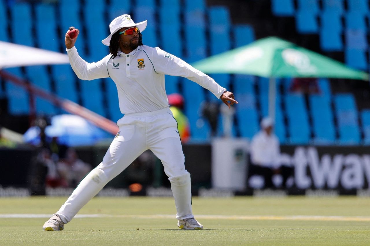 Tony de Zorzi prepares to throw the ball, South Africa vs West Indies, 1st Test, Centurion, 2nd day, March 1, 2023