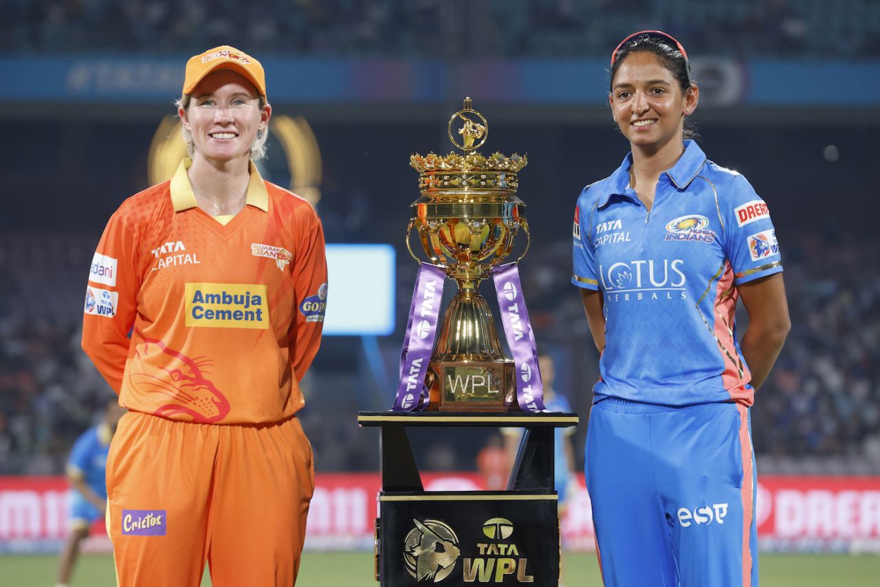 Beth Mooney and Harmanpreet Kaur pose around to the trophy, Gujarat Giants vs Mumbai Indians, Women's Premier League 2023, Mumbai, March 4, 2023