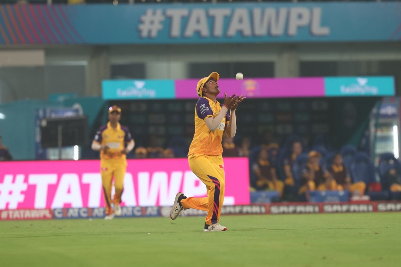 Shweta Sehrawat runs in from the deep to take a catch at midwicket, UP Warriorz vs Gujarat Giants, WPL 2023, March 5, 2023, Mumbai