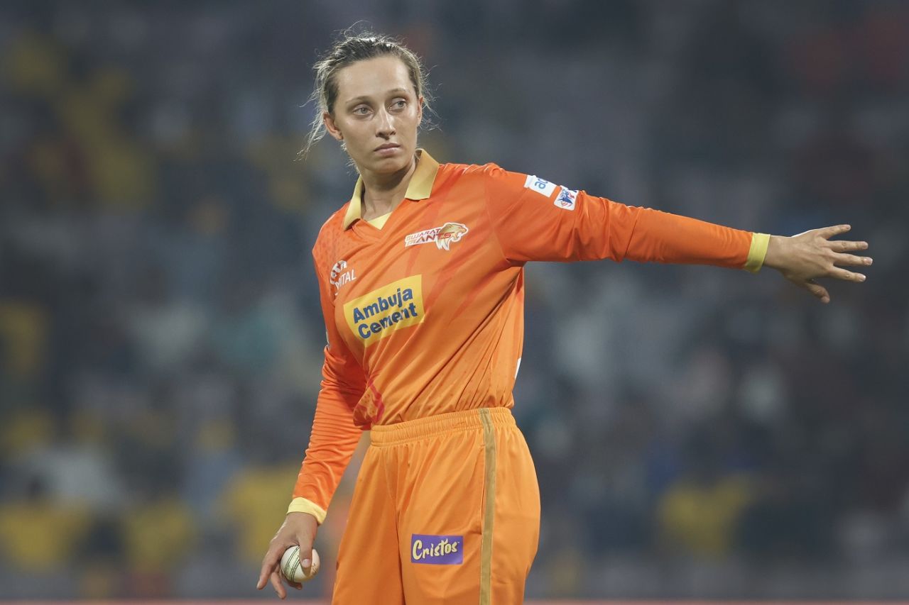 Ashleigh Gardner adjusts the field, UP Warriorz vs Gujarat Giants, WPL 2023, March 5, 2023, Mumbai