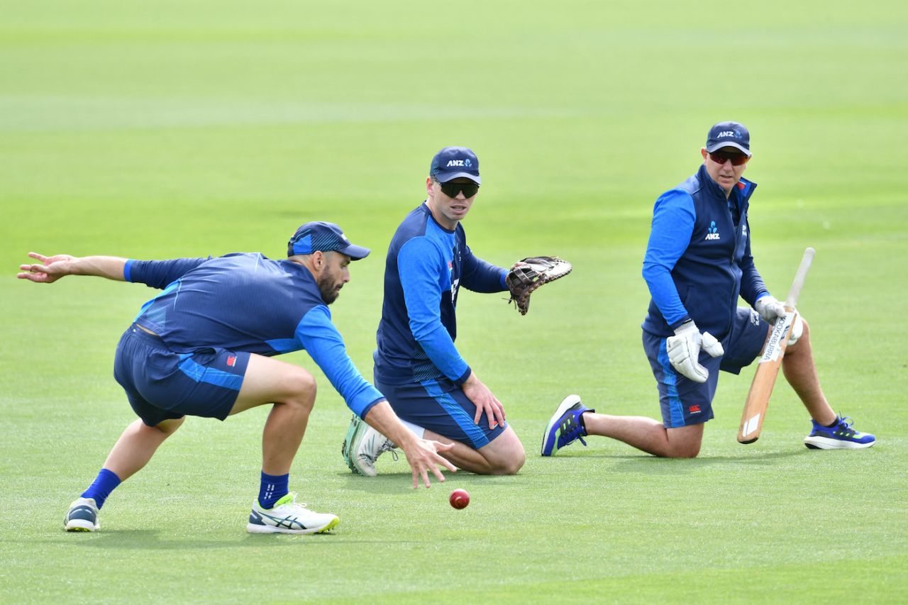 Daryl Mitchell, Michael Bracewell, Gary Stead at catching practice, March 7, 2023