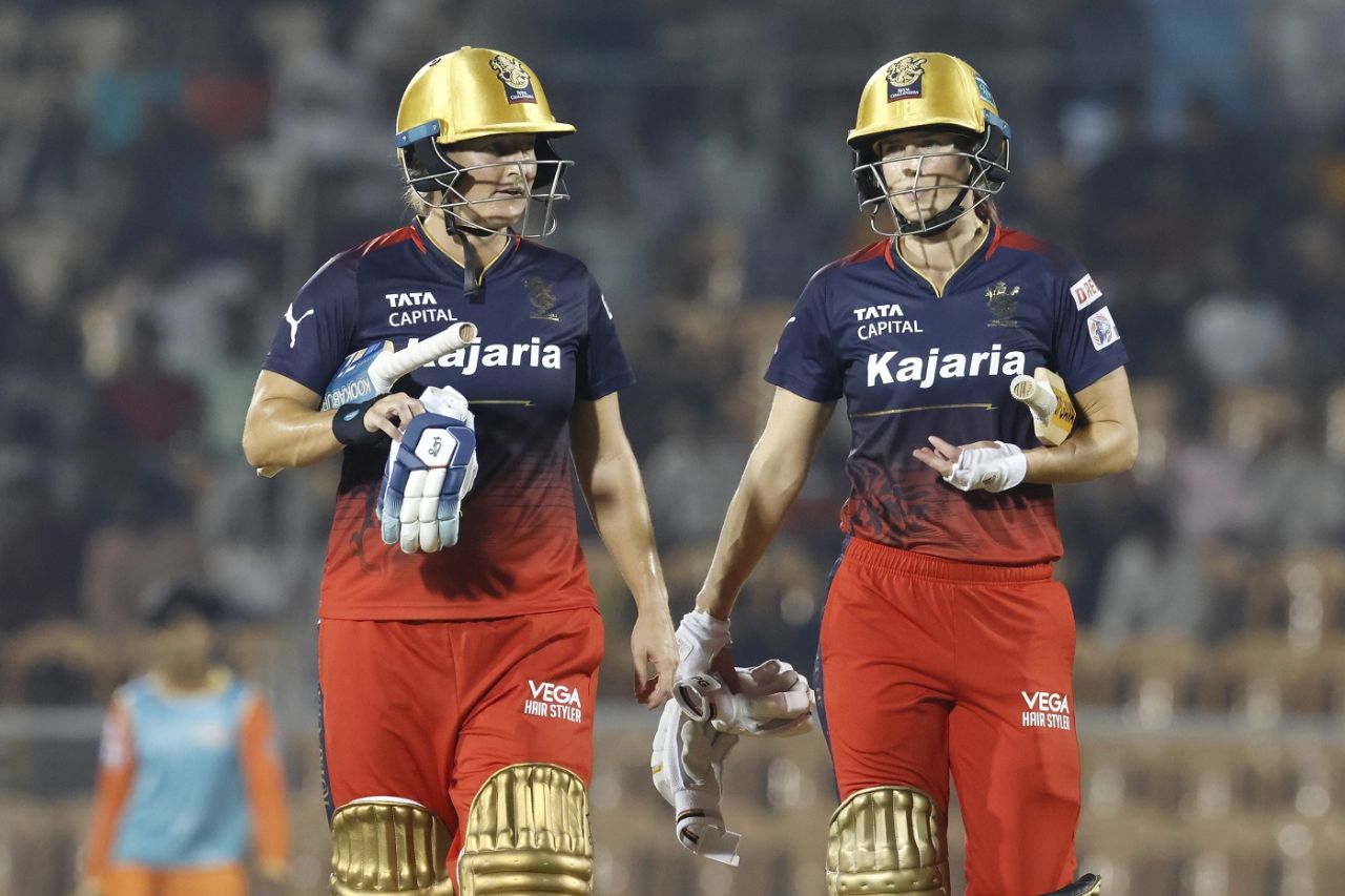 Sophie Devine and Ellyse Perry chat in the middle, Gujarat Giants vs Royal Challengers Bangalore, WPL 2023, Mumbai, March 8, 2023