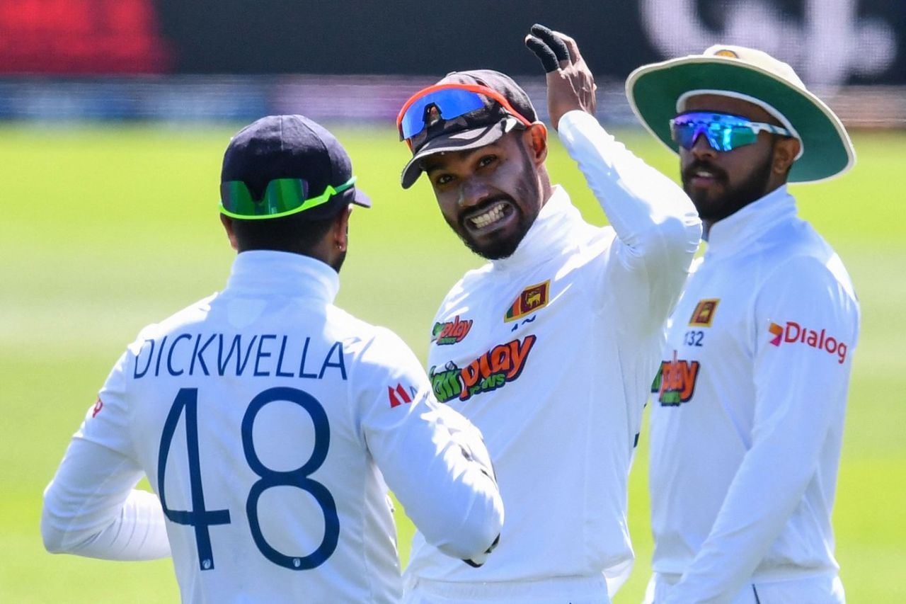 Dhananjaya de Silva emotes as Kusal Mendis watches, New Zealand vs Sri Lanka, 1st Test, Christchurch, 2nd day, March 10, 2023