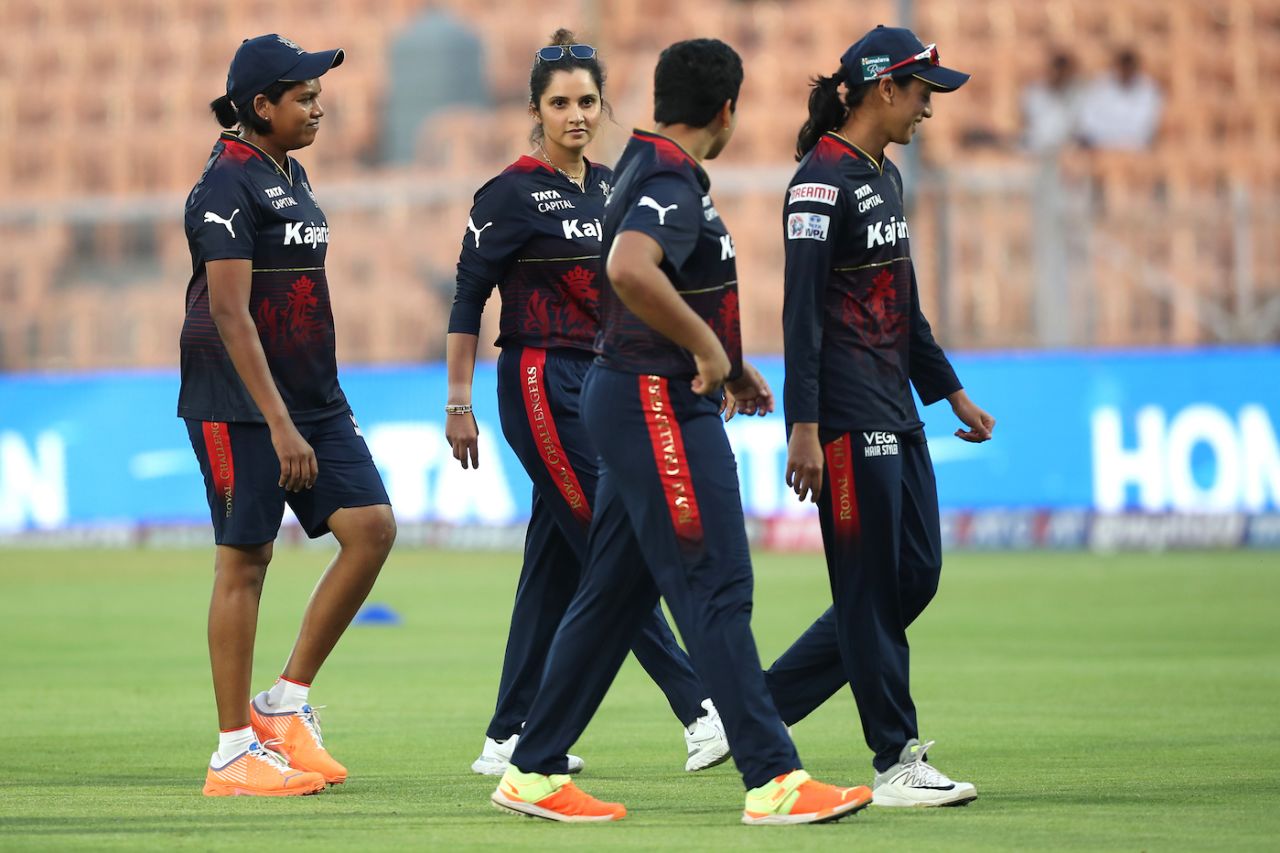Team mentor Sania Mirza with the RCB players, Royal Challengers Bangalore vs UP Warriorz, Women's Premier League, Brabourne Stadium, Mumbai, March 10, 2023