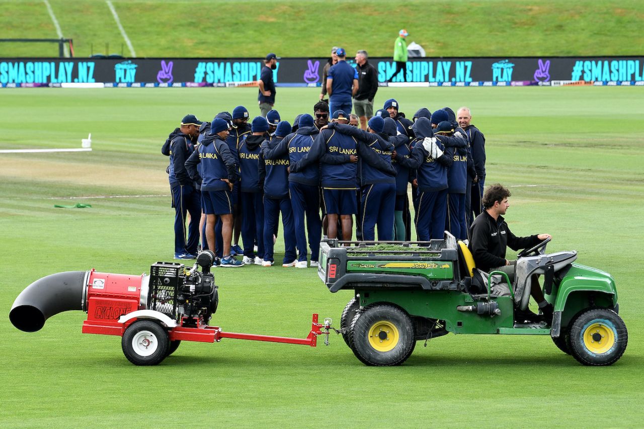 Sri Lanka's players and staff members get into a huddle, New Zealand vs Sri Lanka, 1st Test, Christchurch, 5th day, March 13, 2023