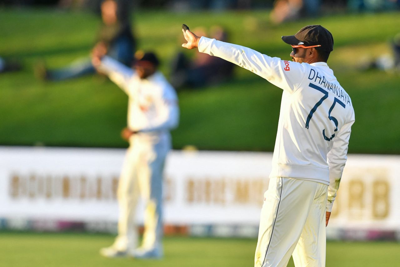 Dhananjaya de Silva looks to protect himself from the glare, New Zealand vs Sri Lanka, 1st Test, Christchurch, 5th day, March 13, 2023