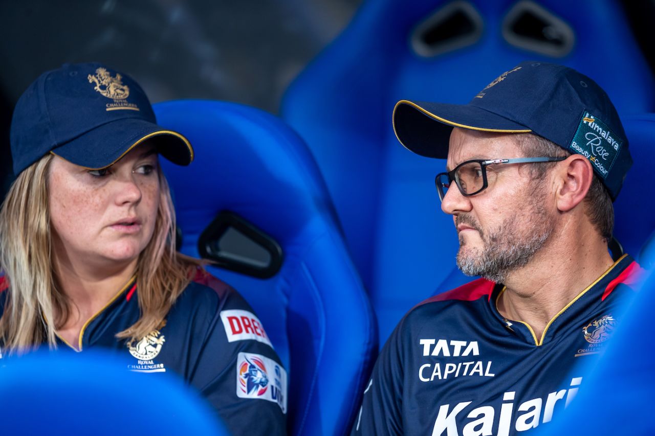 Dane van Niekerk and Mike Hesson have a chat, Royal Challengers Bangalore vs UP Warriorz, WPL, DY Patil Stadium Mumbai, March 15, 2023